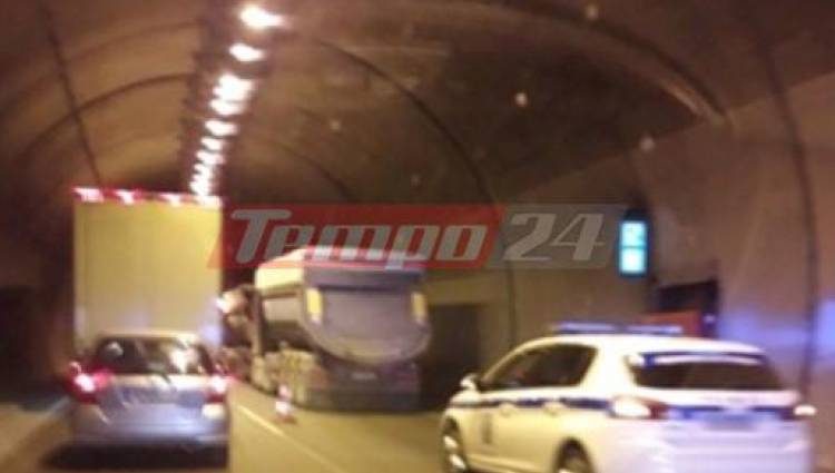 Πατρών – Αθηνών: “Φούντωσε” φορτηγό σε τούνελ της Περιμετρικής – “Ουρά” οχημάτων ακινητοποιημένα
