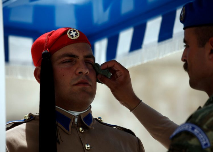 Φωτογραφίες: Πώς άντεξαν οι Εύζωνες στον καύσωνα