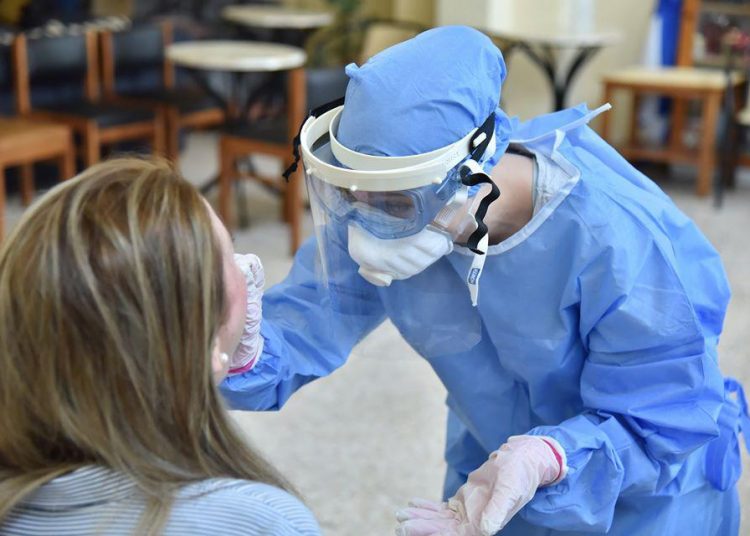 ΗΛΕΙΑ: Απότομη μεγάλη αύξηση κρουσμάτων κορωνοιού το τελευταίο τριήμερο – Ουρές για τεστ