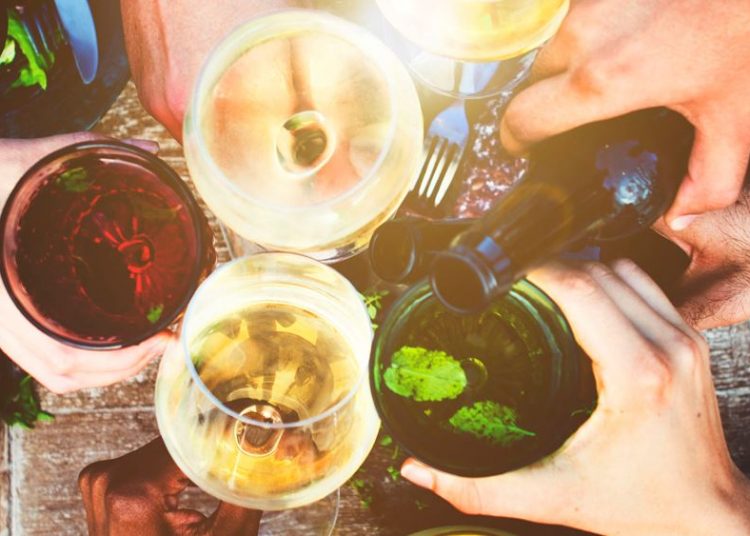 Πόσες θερμίδες έχει ένα ποτήρι κρασί, η μπύρα και άλλα ποτά