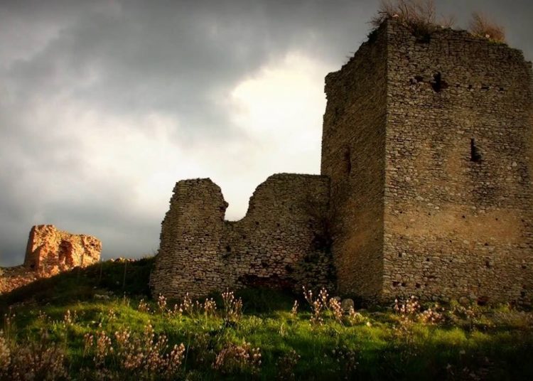 Το Μεσαιωνικό κάστρο που έχτισαν οι Φράγκοι για να ελέγχουν το Μεσσηνιακό κάμπο – Εκεί πολέμησε και ο Θεόδωρος Κολοκοτρώνης