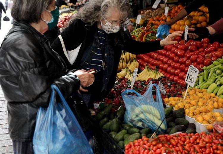 Καύσωνας και πυρκαγιές εκτοξεύουν τον πληθωρισμό