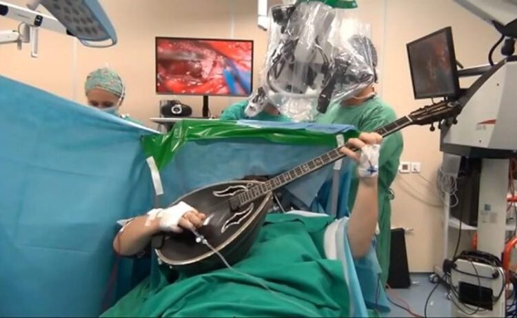 Θεσσαλονίκη: Έπαιζε μπουζούκι ενώ υποβαλλόταν σε επέμβαση στον εγκέφαλο