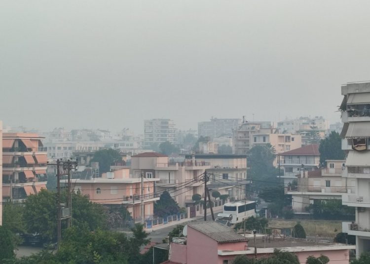 ΠΥΡΓΟΣ: Αποπνικτική και σήμερα η κατάσταση στην πόλη λόγω των καπνών της φωτιάς