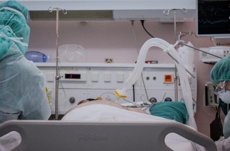 Κοροναϊός – Οι ΜΕΘ γεμίζουν με ανεμβολίαστους – Φόβοι για έκρηξη κρουσμάτων με την επιστροφή των εκδρομέων