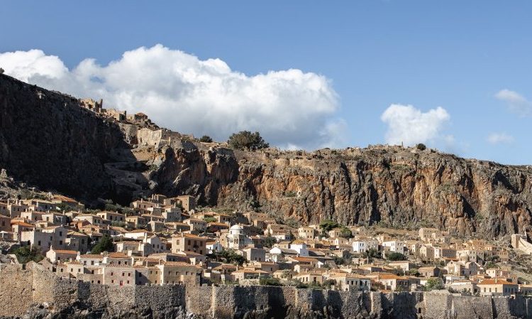 Tο Γιβραλτάρ της Ανατολής βρίσκεται στην Πελοποννήσο και έχει 5 ονόματα! Δείτε ποιο είναι…