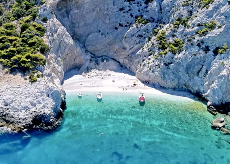 Το πιστό αντίγραφο του Ναυαγίου της Ζακύνθου στον Κορινθιακό Κόλπο