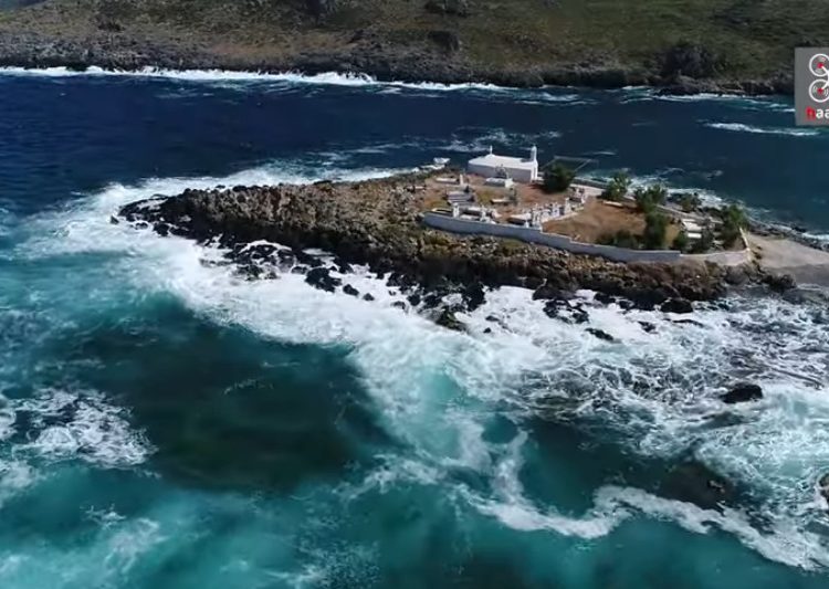 Tο νησί των νεκρών στην Πελοποννήσο… που πας με τα πόδια!