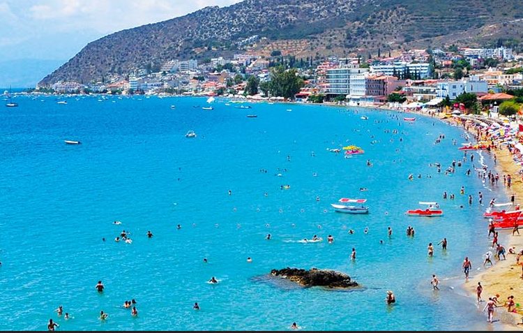 Αυτό το ξακουστό ψαροχώρι αποκαλείται “Κόπα Καμπάνα” της Πελοποννήσου!