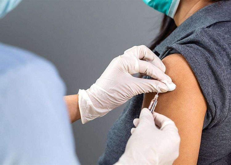 Στον «πάγο» από σήμερα Δευτέρα οι ανεμβολίαστοι εργαζόμενοι σε προνοιακές δομές – Όλες οι κυρώσεις