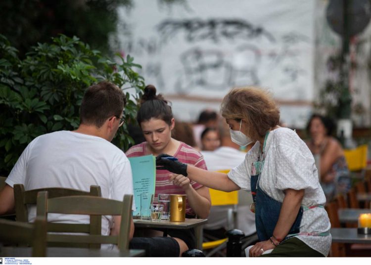 Lockdown για ανεμβολίαστους: Εκτός κλειστών χώρων, στη δουλειά μόνο με τεστ