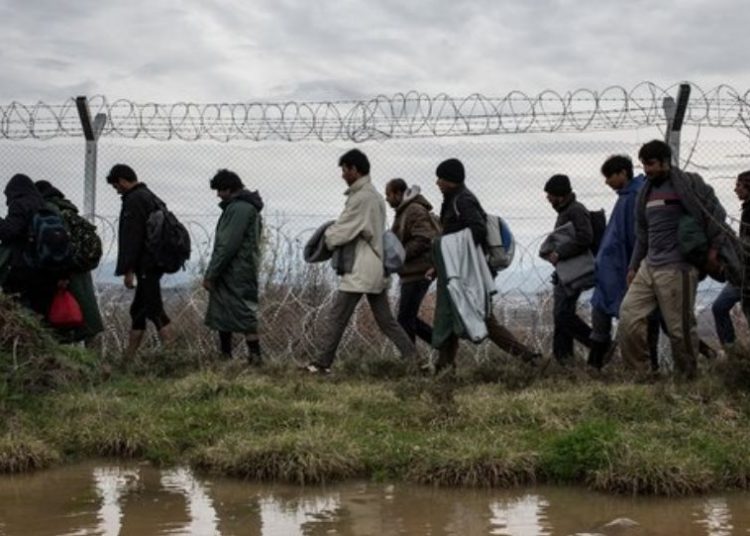 «Συναγερμός» στον Έβρο: Εκατοντάδες μετανάστες περνούν στην Ελλάδα (βίντεο)