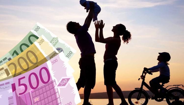 Πώς αυξάνεται το επίδομα τέκνων για χιλιάδες δικαιούχους – Τι πρέπει να κάνει κάθε οικογένεια