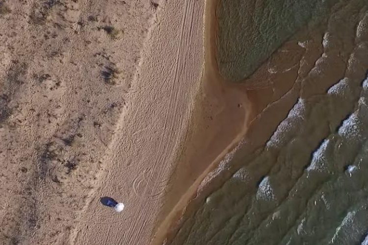 Αντίδοτο στον καύσωνα: Μια ατελείωτη παραλία μήκους 5 χλμ στην Πελοπόννησο