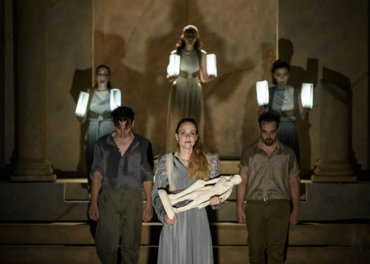 Η Ιφιγένεια εν Ταύροις «μάγεψε» το κοινό με τη σκηνοθετική λιτότητα