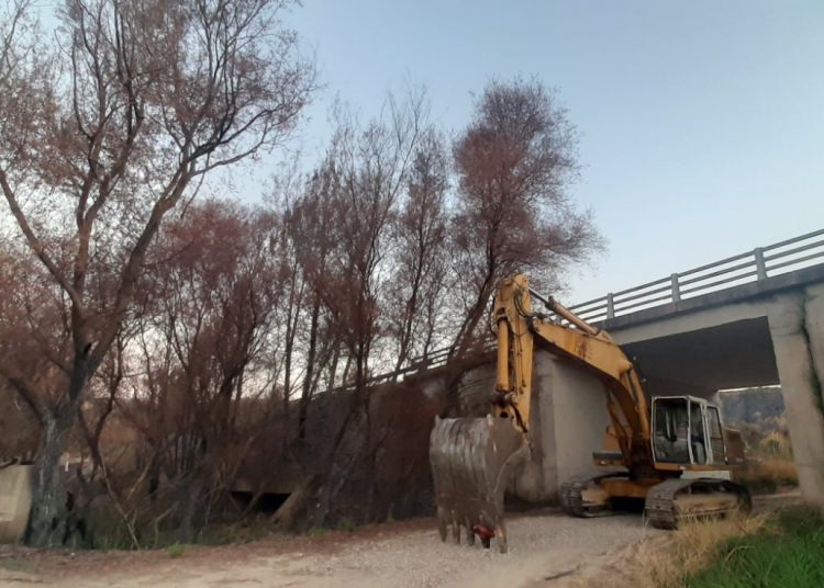 Καθαρίζουν ποτάμια και ρέματα στις πυρόπληκτες περιοχές
