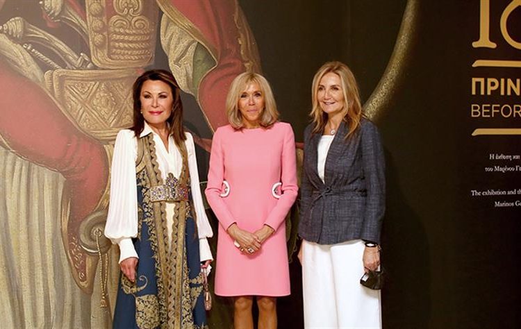 Την Πρώτη Κυρία της Γαλλίας υποδέχθηκε η σύζυγος του Πρωθυπουργού, Μαρέβα Γκραμπόφσκι και η Γιάννα Αγγελοπούλου.