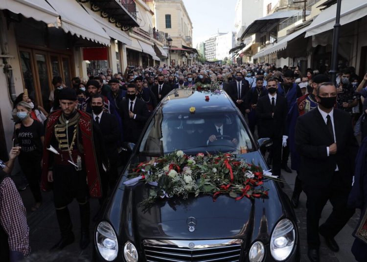 Μίκης Θεοδωράκης: Η γη της Κρήτης υποδέχεται τον μουσικοσυνθέτη – Στα Χανιά για το «τελευταίο αντίο»