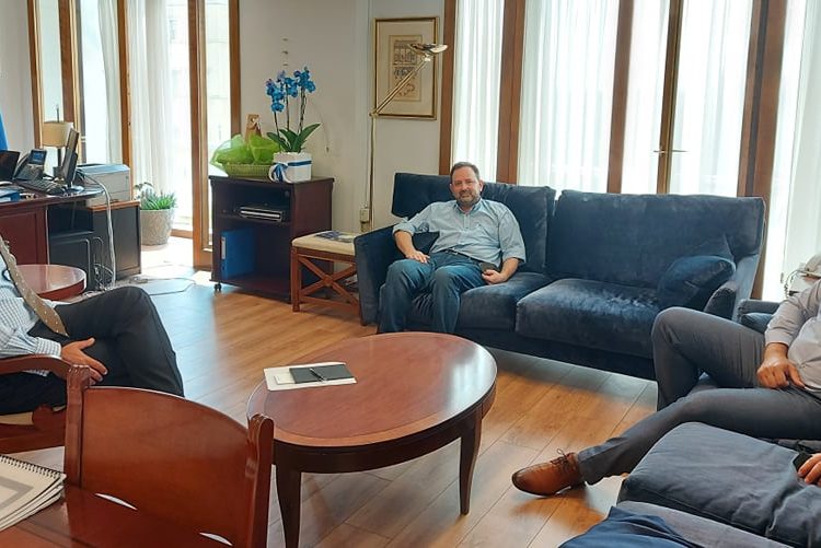 Οι Αντιπεριφερειάρχες Πολιτισμού Κοροβέσης και Υποδομών Μαυρομάτης επισκέφθηκαν τον συντοπίτη και νέο υφυπουργό Εξωτερικών Κατσανιώτη