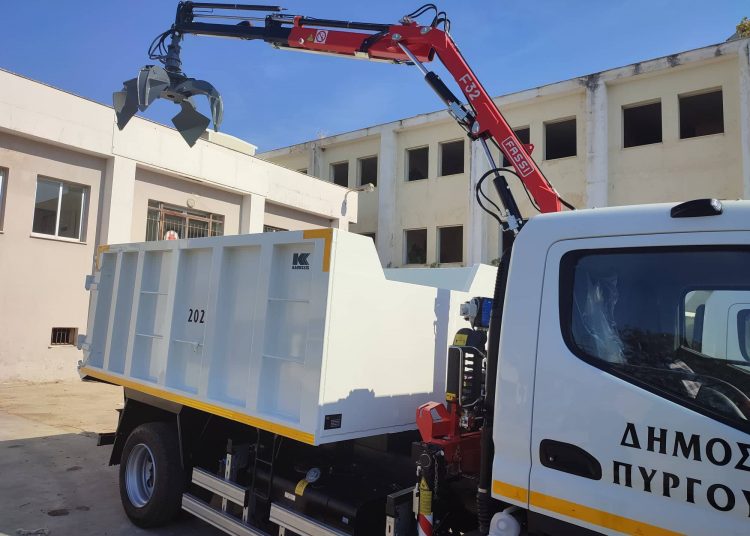 Με ένα ακόμα καινούργιο φορτηγό με αρπάγη – γερανό εμπλουτίστηκε ο “στόλος” του Δήμου Πύργου