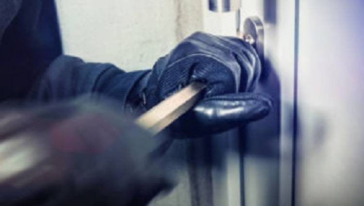 Αμαλιάδα: Άνδρας προσπάθησε να διαρρήξει 3 μαγαζιά και έκλεψε άλλο ένα