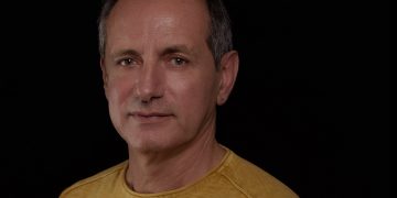 Σε μια πόλη με τα μεγάλα Εγώ και τα μεγάλα λόγια η καλύτερη επιλογή είναι να ζεις σεμνά.