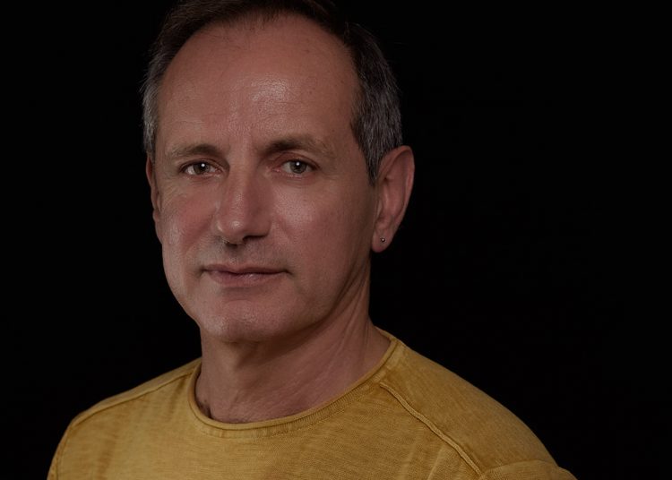 Σε μια πόλη με τα μεγάλα Εγώ και τα μεγάλα λόγια η καλύτερη επιλογή είναι να ζεις σεμνά.