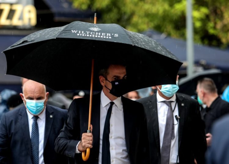 Αποδοκίμασαν τον Μητσοτάκη στην κηδεία Θεοδωράκη – Ο διάλογος με Κουτσούμπα