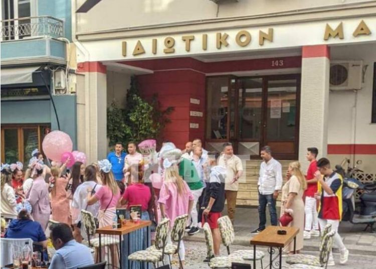 Πάτρα: Γλέντι έξω από μαιευτήριο! Ο μπαμπάς 20, ο παππούς 36 και ο προπάππος 50 ετών