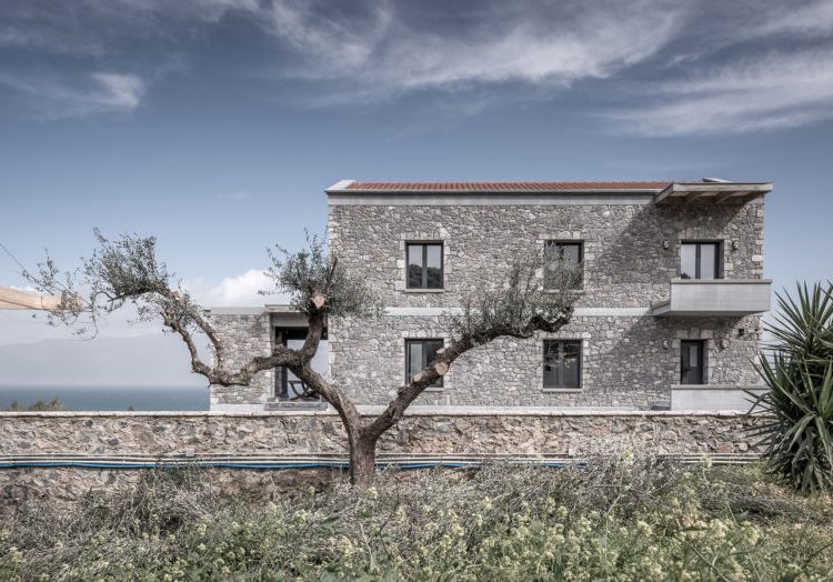 Όταν η αρχιτεκτονική συνδιαλέγεται με το φυσικό τοπίο: Η πέτρινη κατοικία στην Πελοπόννησο που εμπνέεται από το “χρώμα της ελιάς”