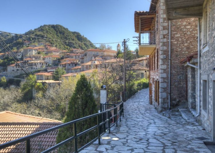 Γνωρίζετε ποιο γραφικό χωριό της Πελοποννήσου αποκαλείται “στολίδι του Μοριά”;