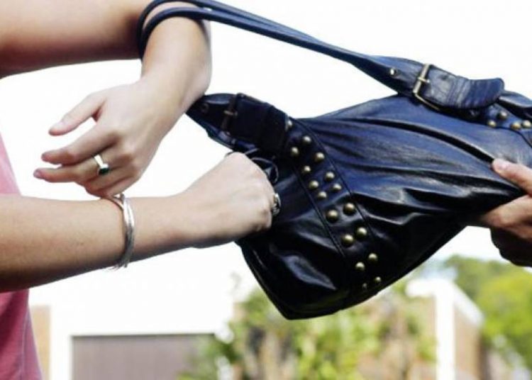 Αμαλιάδα: Την χτύπησαν και της έκλεψαν την τσάντα για 170 ευρώ