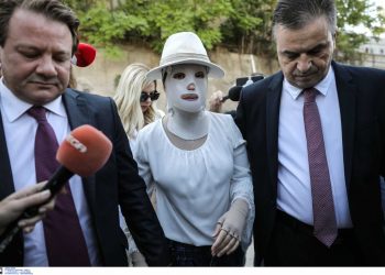 H Iωάννα στη δίκη για την επίθεση με βιτριόλι εναντίον της