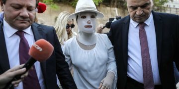 H Iωάννα στη δίκη για την επίθεση με βιτριόλι εναντίον της