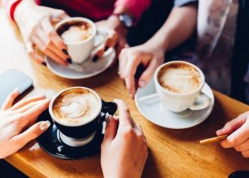 Πόσο θα ανέβει η τιμή του καφέ: Το καλό και το κακό σενάριο για take away, καφετέριες και σούπερ μάρκετ