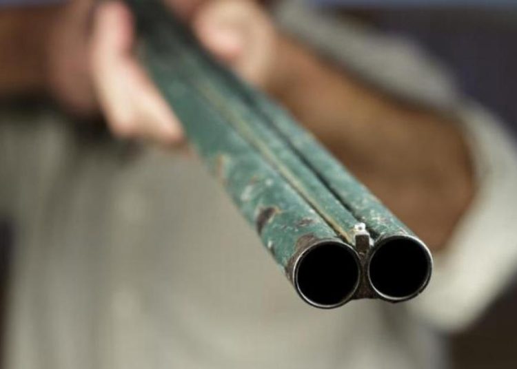 Ηλεία: Πατέρας αρνητής απείλησε ότι θα σκοτώσει διευθύντρια σχολείου με καραμπίνα