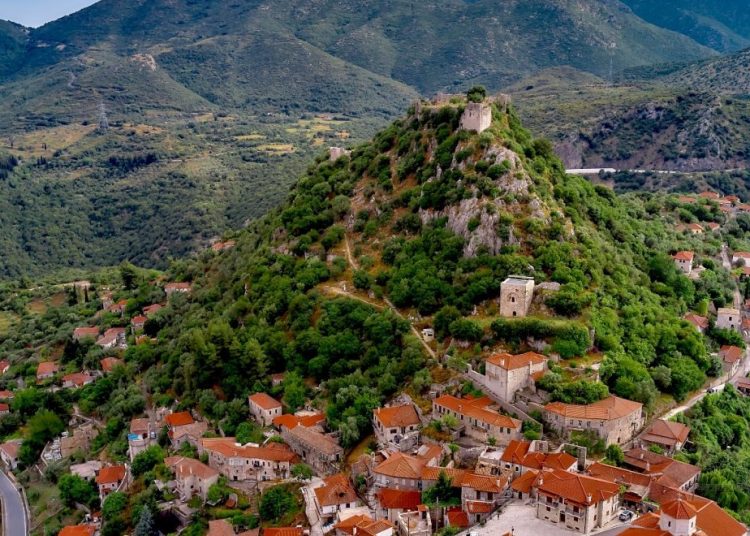 «Ιπτάμενο» κάστρο, πέτρινα σπίτια, αδιανόητη θέα: Το ορεινό χωριό της Πελοποννήσου είναι το must της χρονιάς