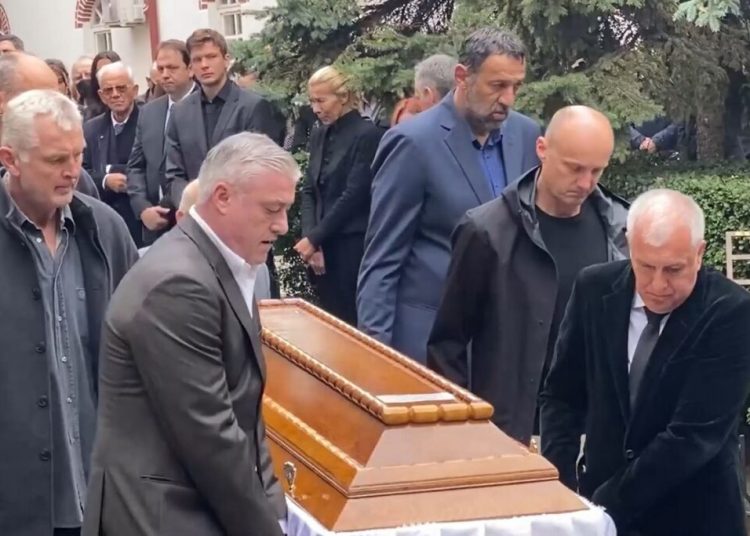 Κηδεία Ντούσαν Ίβκοβιτς: Ομπράντοβιτς, Πάσπαλι, Ράτζα και Ντίβατς μεταφέρουν το φέρετρο