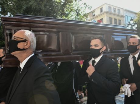 Μίκης Θεοδωράκης: Σε λαϊκό προσκύνημα ο μεγάλος Έλληνας