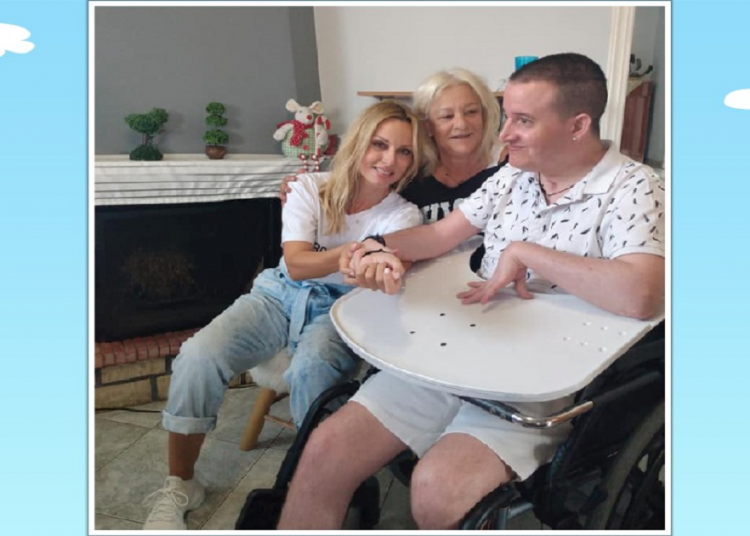 Βαρθολομιό: Στο πλευρό του Άγγελου Λαδά η Πέγκυ Ζήνα. Τραγούδησε μαζί του (vid)