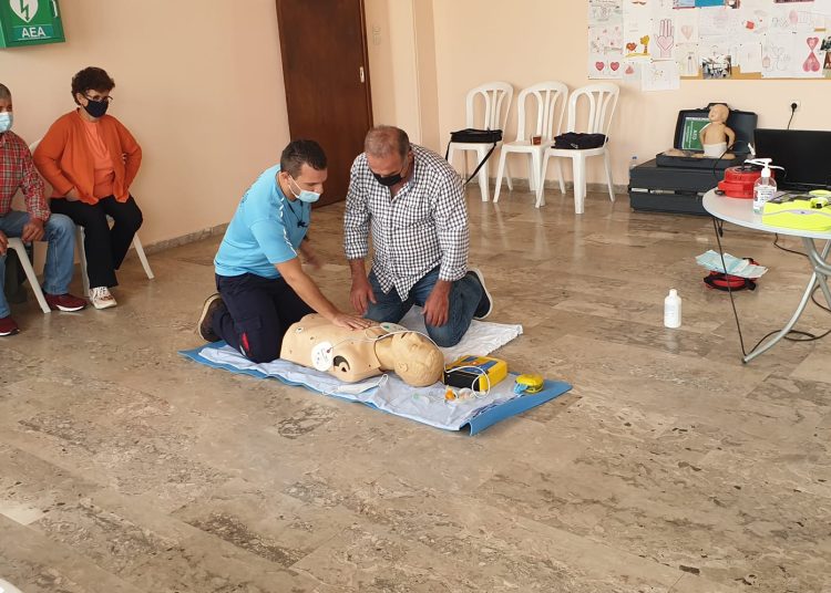 Ο Δήμαρχος Πύργου παρέδωσε απινιδωτή στον Αιμοδοτικό σύλλογο Αμπελώνα