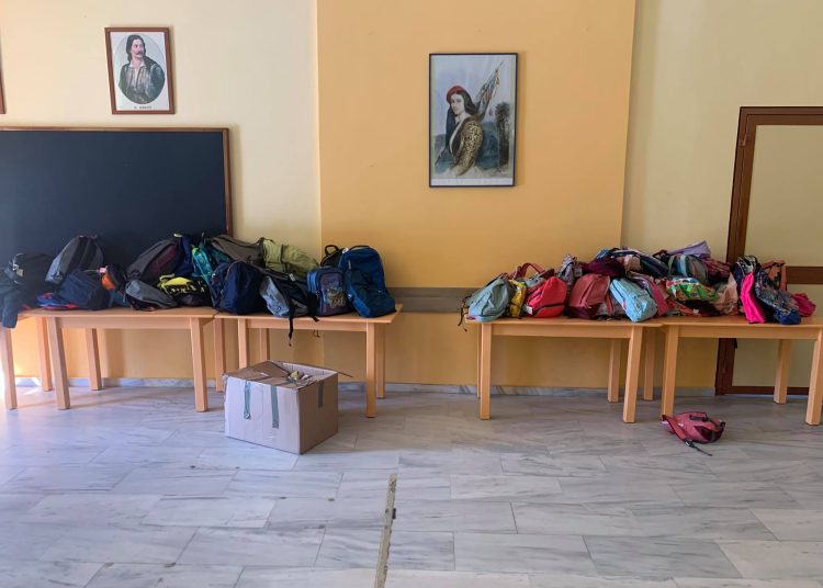 Παραδόθηκαν οι σχολικές τσάντες στο δημοτικό σχολείο της πυρόπληκτης Βαρβάσαινας