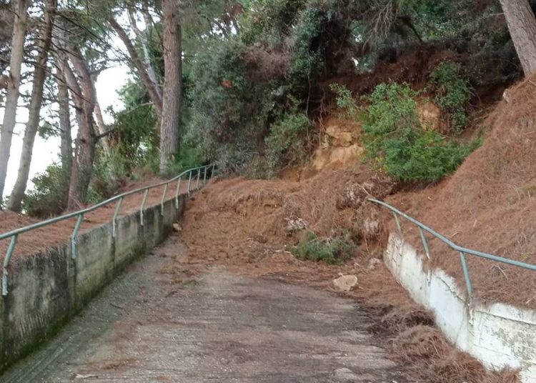 Κατάκολο: Παραμένει κλειστό το νεκροταφείο μετά την κατολίσθηση – Οι κάτοικοι θέλουν να μεταφερθεί αλλού