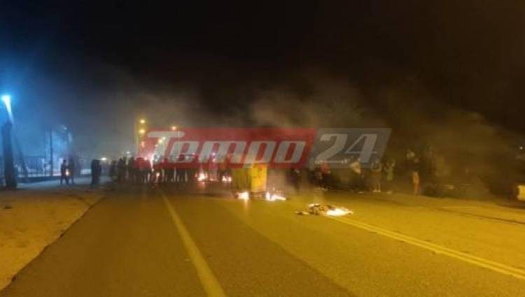 ΤΩΡΑ: Κλειστή η Πατρών – Πύργου στα Σαγέικα – Ρομά έβαλαν φωτιές