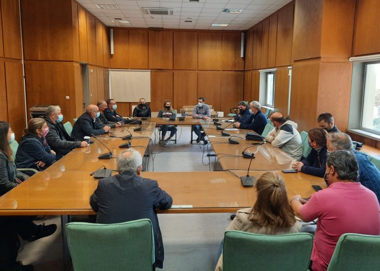 Γονείς και εκπαιδευτικοί συναντήθηκαν με Αντιπεριφερειάρχη Γιαννόπουλο για τις συγχωνεύσεις τμημάτων