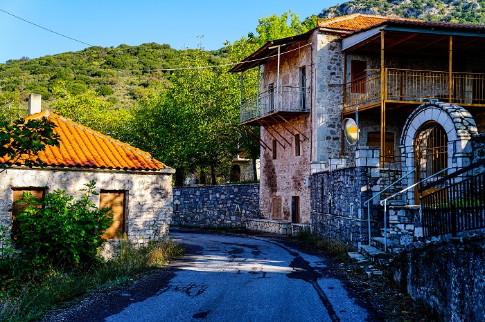 Καρυδιές, πλατάνια, μια χούφτα άνθρωποι: Το «υποτιμημένο» χωριό-στολίδι της Πελοποννήσου το οποίο έχει χαρακτηριστεί παραδοσιακός οικισμός!