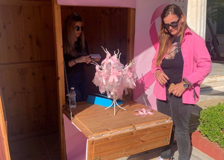 Έτοιμο το περίπτερο με τα βραχιολάκια για τον καρκίνο του μαστού στην πλατεία Πύργου