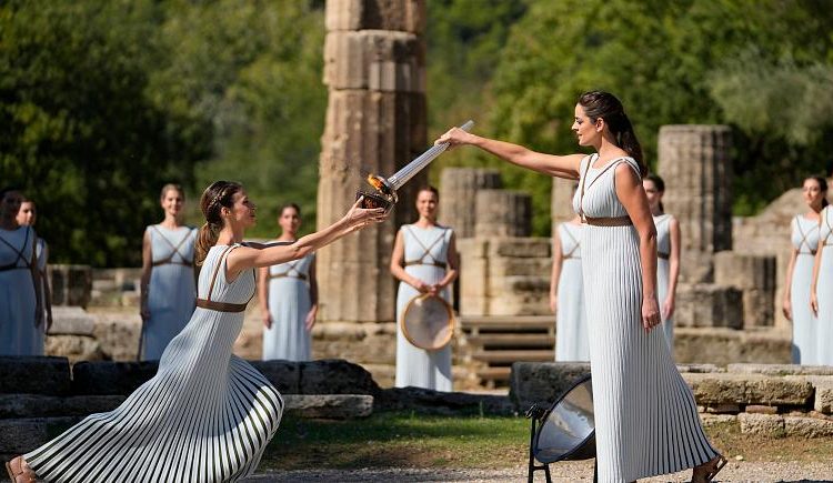 Άναψε η Ολυμπιακή Φλόγα για τους Χειμερινούς Αγώνες «Πεκίνο 2022» -Δείτε το βίντεο