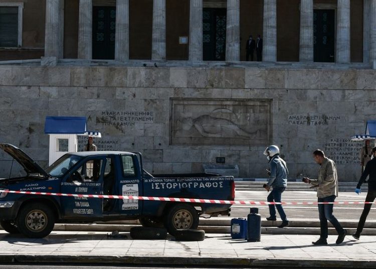 Απειλές για έκρηξη έξω από τη Βουλή!