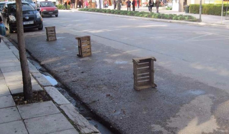 Πρόστιμο 400 ευρώ σε όσους καταλαμβάνουν παράνομα δρόμο ή πεζοδρόμιο. Ο Δήμος Πύργου τι θα κάνει;